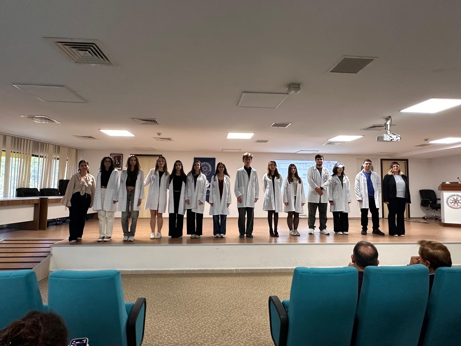 Bölümümüz 1. Sınıf Öğrencilerine Önlük Giyme Töreni Düzenlendi